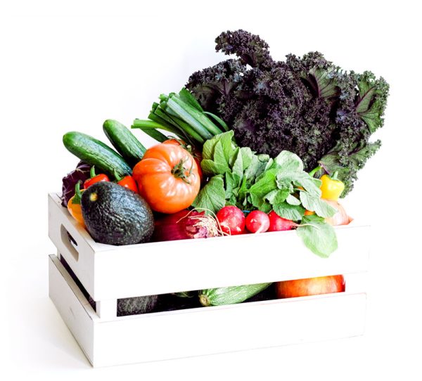 Caja de madera con frutas y verduras